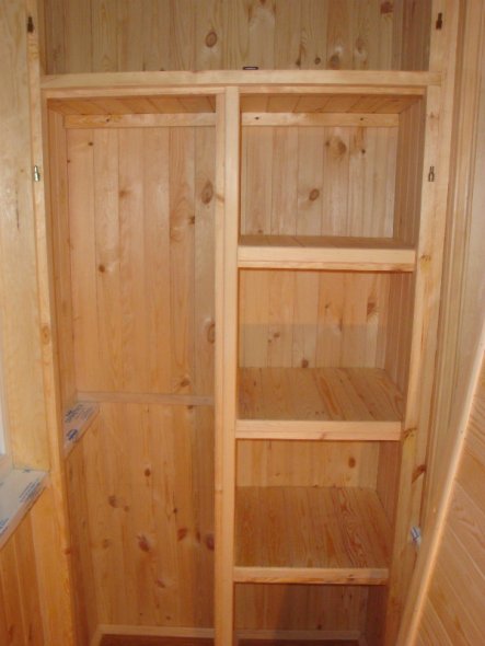 Cabinet avec des étagères dans la niche du balcon
