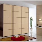Armoire coulissante à commander dans une grande pièce