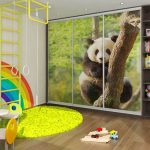armoire dans la chambre de bébé avec une impression
