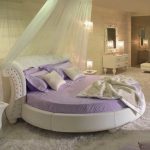 Sous le mur lit rond