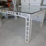 Une table en verre avec vos propres mains dans la conception