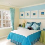 Draperie en tissu sur le mur derrière la tête du lit