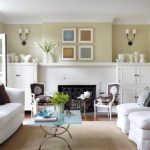 mobilier blanc dans un salon lumineux