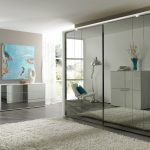 armoire coulissante avec une façade en miroir