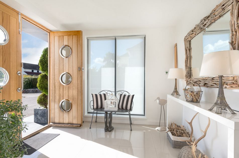 miroir en face de la porte d'entrée