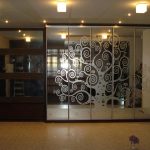 armoire intégrée avec une photo