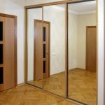 armoire dans le miroir de la salle
