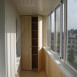 Armoire encastrée sur le balcon