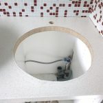 Trou sculpté dans l'évier