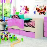 lit bébé lumineux avec un côté