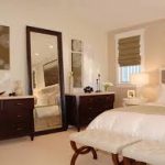 Le miroir dans la chambre peut être réglé ou non