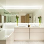 lampes de miroir dans la salle de bain lumineuse