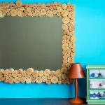 Le miroir est une partie importante de l'intérieur.