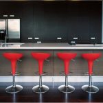 barra de bar con taburetes rojos