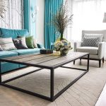 canapé turquoise dans un intérieur lumineux