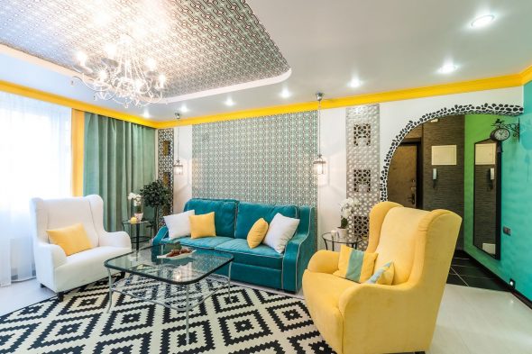 canapé turquoise avec jaune