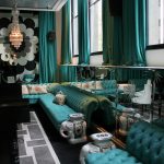 canapé turquoise intérieur sombre