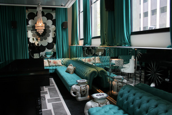 canapé turquoise intérieur sombre