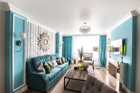 canapé turquoise dans le salon blanc