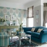 canapé turquoise à l'intérieur