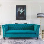 canapé turquoise à l'intérieur