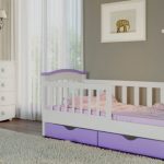 lit de bébé dans la chambre