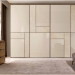 grande armoire dans la chambre