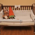 lit de bébé dans la chambre
