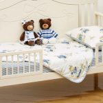 un côté pour un lit d'enfant