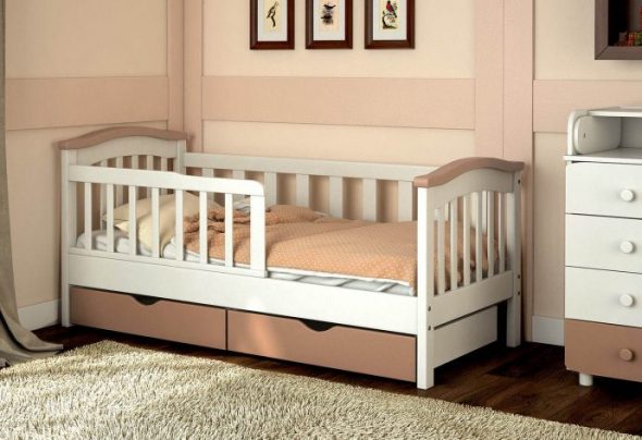 lit à côtés dans la chambre d'enfant