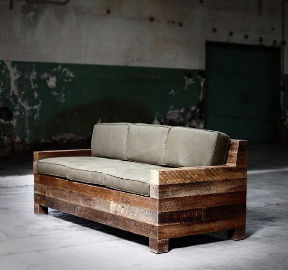 canapé en bois dans la chambre