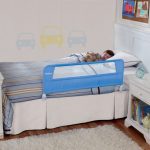 un côté pour un lit d'enfant