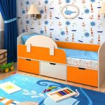 Lit bébé confortable avec des côtés
