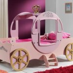 lit la voiture avec des côtés