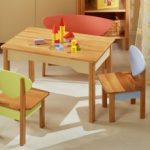 table pour enfants avec leurs propres mains