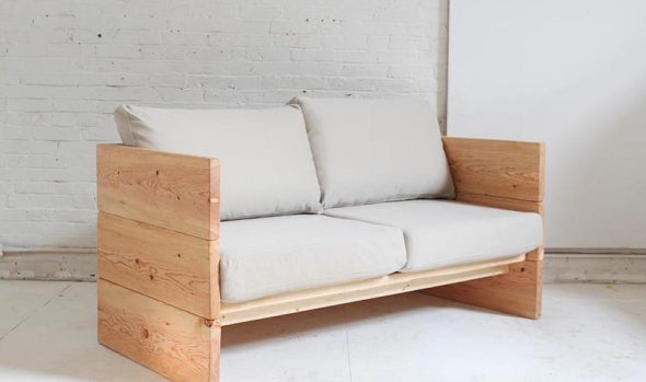 le canapé est en bois naturel