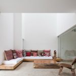 canapé avec vos mains dans le salon