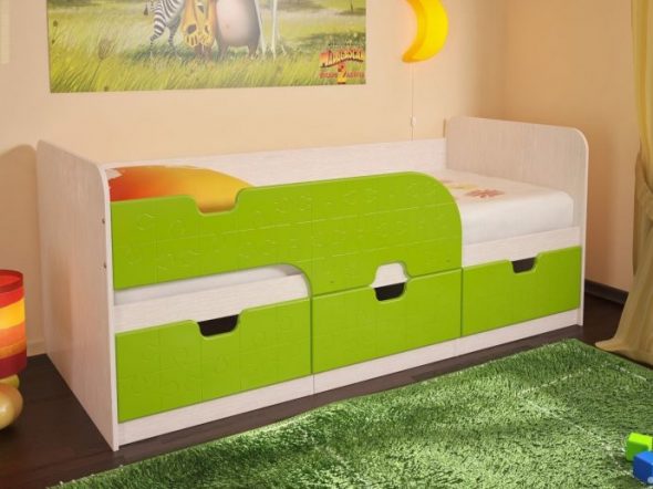 dauphin de lit vert dans la pépinière