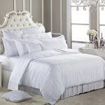 mobilier blanc dans la chambre