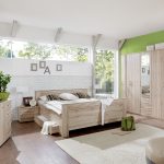 lit double dans une chambre lumineuse