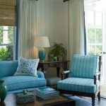 canapé turquoise dans le salon