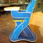 Cette chaise bébé est en aggloméré