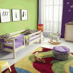 lit de bébé dans la chambre