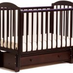 lit en bois foncé