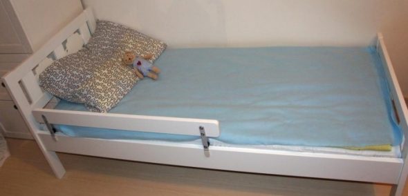 Lit Ikea avec un côté