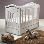 lit d'enfant avec pendule