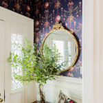 miroir rond dans le couloir