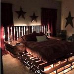 lit de palettes dans la chambre