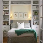lit pliant dans la chambre