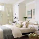 lit pliant dans un placard blanc